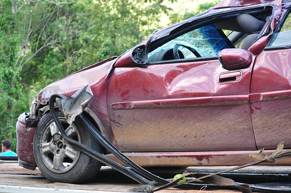 Voiture endommagée après un accident de la route