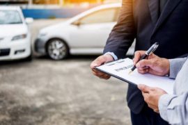 Automobiliste qui signe un contrat d'assurance voiture